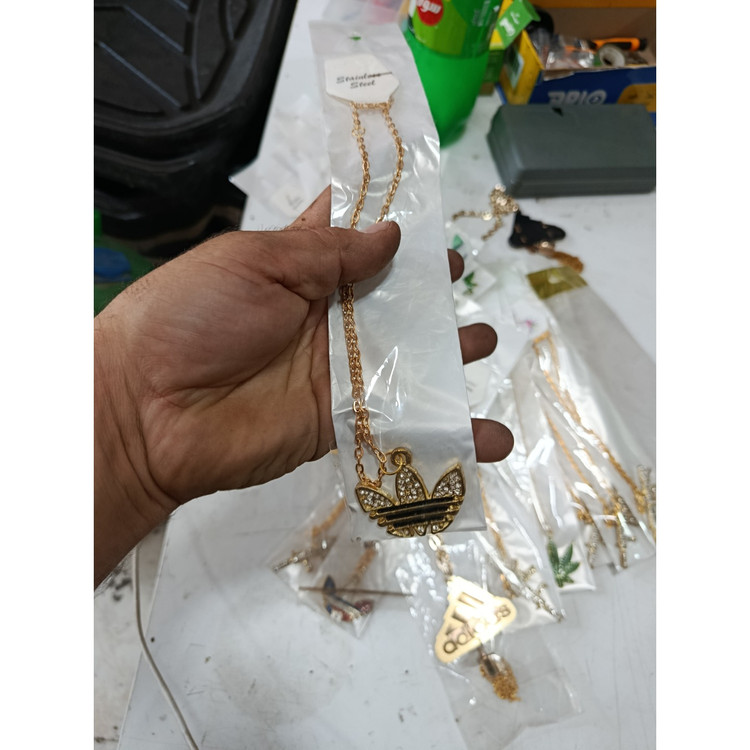 آویز طرح دار برگ تفنگ ادیداس