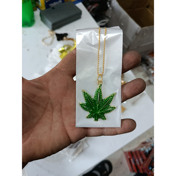 آویز طرح دار برگ تفنگ ادیداس