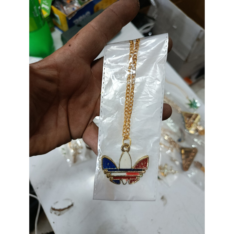 آویز طرح دار برگ تفنگ ادیداس