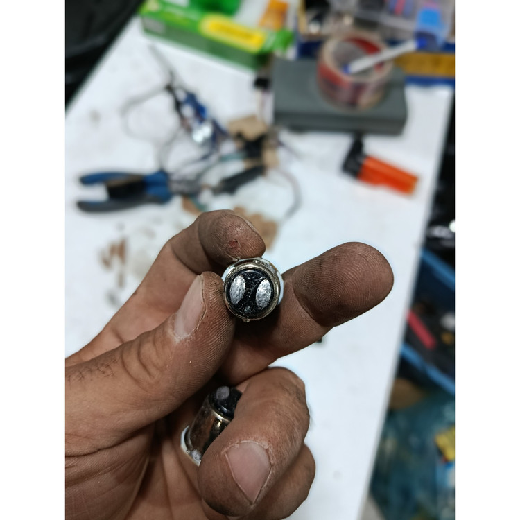 ال ای دی فندقی دو کنتاکت فلش زن رنگ قرمز