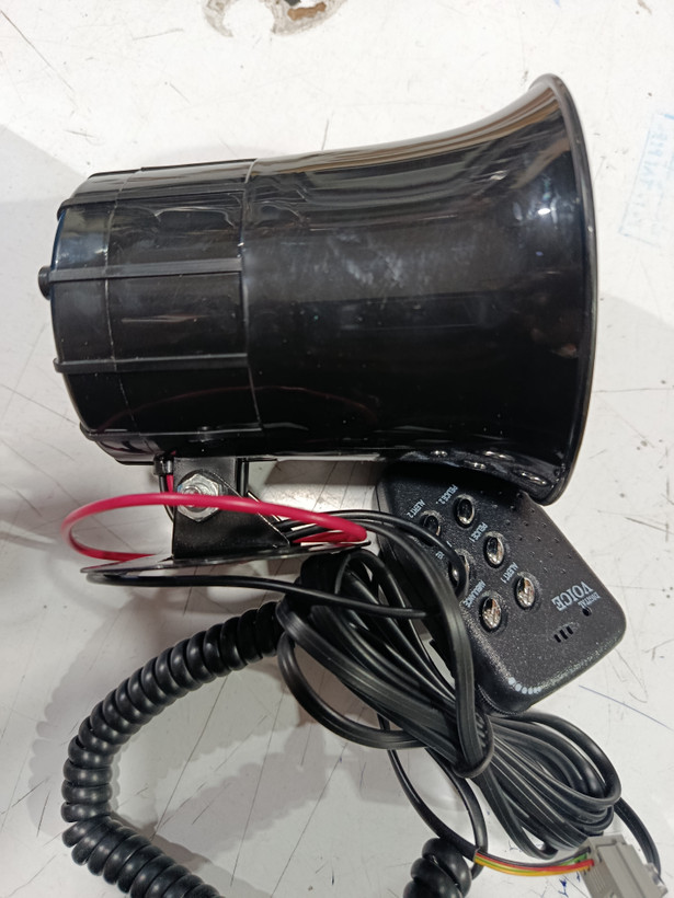 آژیر پلیسی با میکروفون صحبت