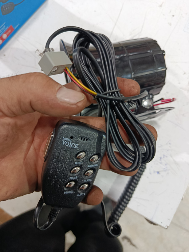 آژیر پلیسی با میکروفون صحبت