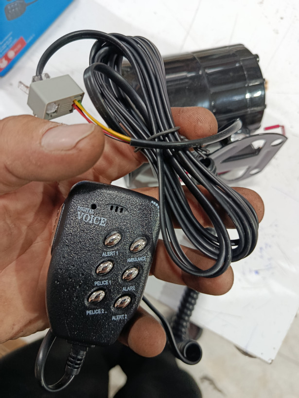آژیر پلیسی با میکروفون صحبت