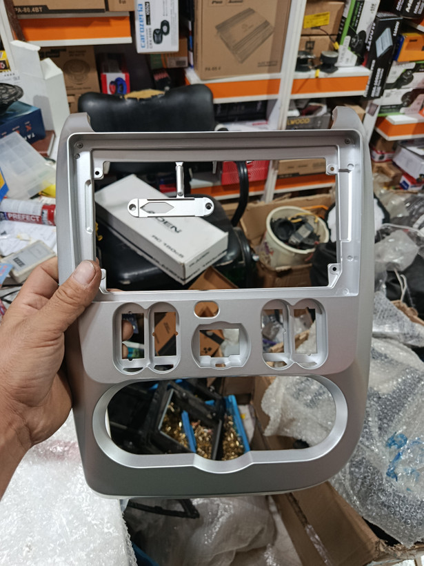 قاب مانیتور ۹اینچ ساندرو با کنباس دار نقره ای